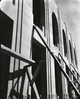 Arquitectura con andamios (andamios). Impresión de negativo donado por Vittorio Vidali. Fototeca INAH.