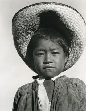 Niño con sombrero de petate. Impresión de negativo donado por Vittorio Vidali. Fototeca INAH.