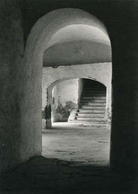 Arcos de convento. Impresión de negativo original del Comitato Tina Modotti. Trieste, Italia.