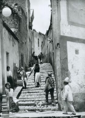Escaleras, callejón del pueblo. Impresión de negativo donado por Vittorio Vidali. Fototeca INAH.