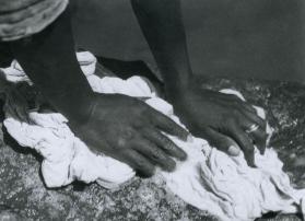 Manos de lavandera. Impresión de negativo donado por Vittorio Vidali. Fototeca INAH.