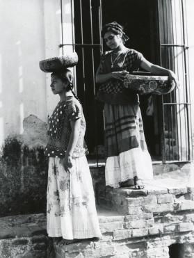 Dos tehuanas con jicalpextle. Impresión de negativo original del Comitato Tina Modotti. Trieste, Italia.