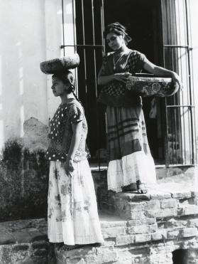 Dos tehuanas con jicalpextle. Impresión de negativo donado por Vittorio Vidali. Fototeca INAH.
