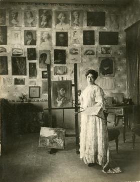 Carmela Duarte en su estudio de Roma