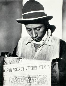 Campesino leyendo El Machete. Impresión de negativo original del Comitato Tina Modotti. Trieste, Italia.