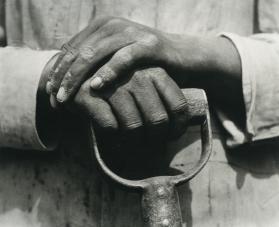 Manos de campesino con pala. Impresión de negativo donado por Vittorio Vidali . Fototeca INAH.