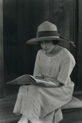 Mujer leyendo. Impresión de negativo donado por Vittorio Vidali. Fototeca INAH.