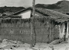 Chozas con cerca de varas y montañas. Impresión de negativo donado por Vittoro Vidali. Fototeca INAH.