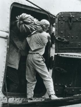 Cargador de plátanos. Impresión de negativo original del Comitato Tina Modotti. Trieste, Italia.