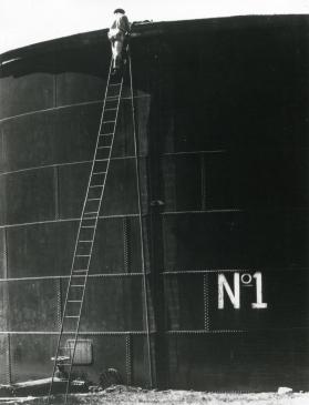 Tanque de gasolina N.1. Impresión de negativo original del Comitato Tina Modotti. Trieste, Italia.