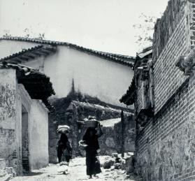 Calle de barrio. Impresión de negativo donado por Vittorio Vidali. Fototeca INAH.